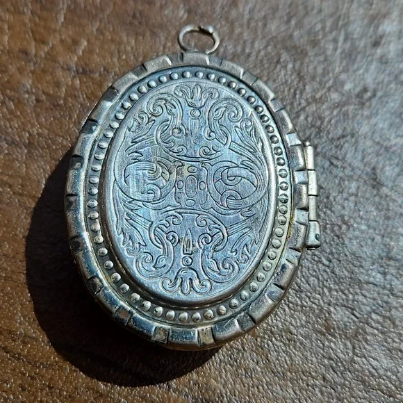 Vintage Intricate Locket - Picture 2 of 6